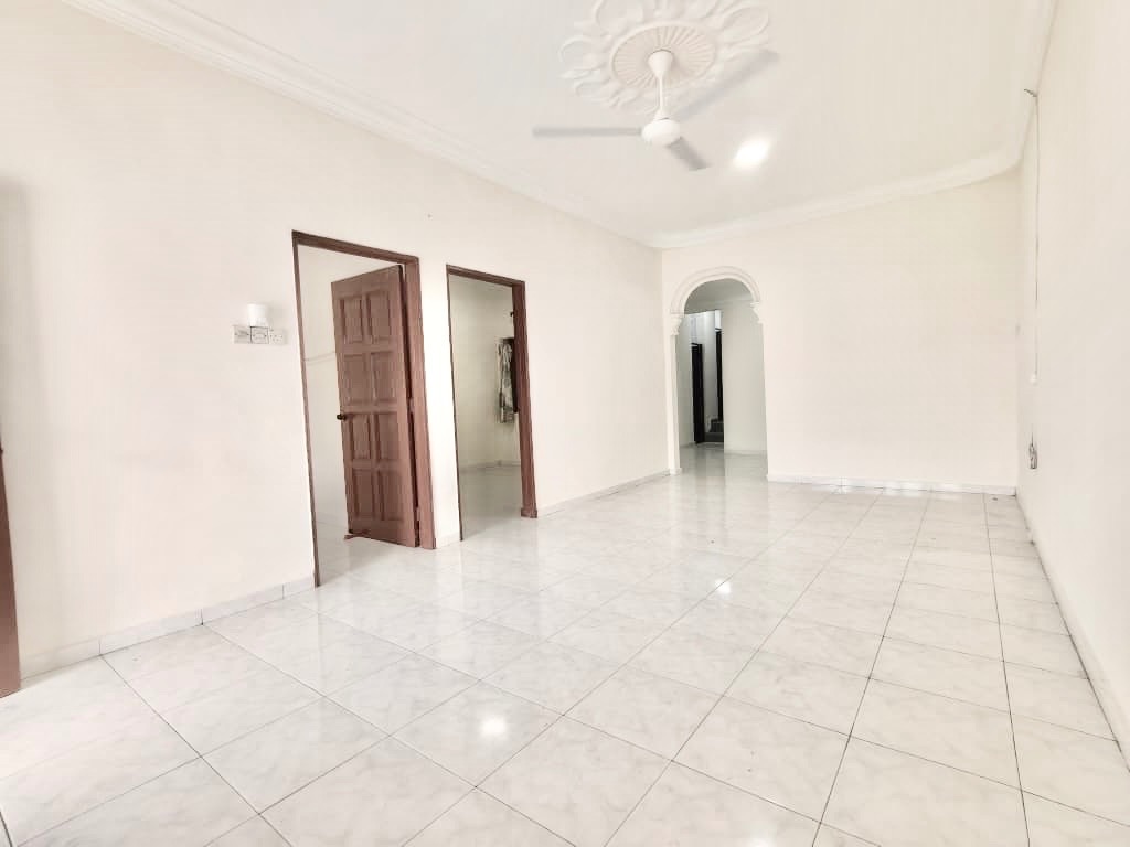 Tun Aminah - Single Storey Terrace / Simple Renovation with Kitchen Extended - Photo 1