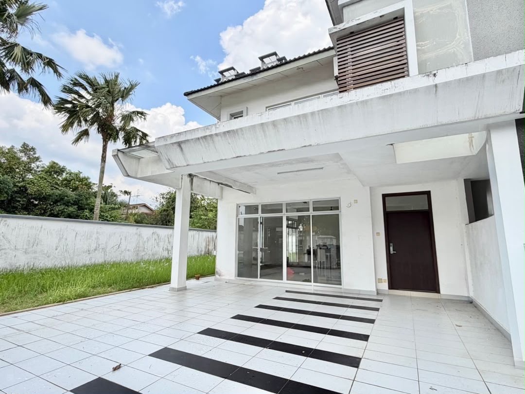 Taman Molek (Molek Haven) - Double Storey Terrace / Corner Lot with Extra Land / Gated & Guarded - Photo 1