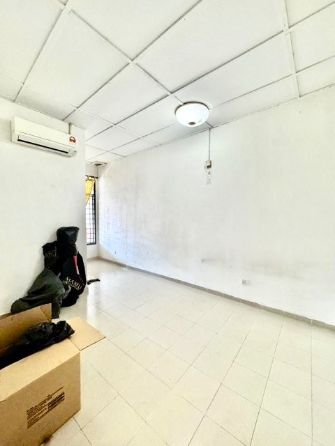 Bukit Indah - Single Storey Terrace / Renovated with MBJB Approval / Walking Distance to Bus Stop & Shops - Thumbnail 2