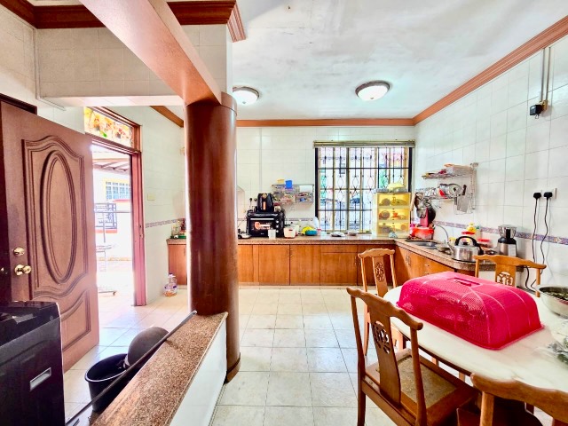 Taman Molek (Redang Villa) - 2.5 Storey Semi Detached / Fully Renovated in Good Condition / Gated & Guarded - Thumbnail 9