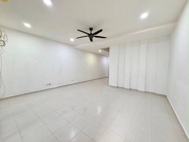 Mount Austin (LA Garden) - Double Storey Terrace / Original Condition / Right Opposite Austin Crest Shoplots