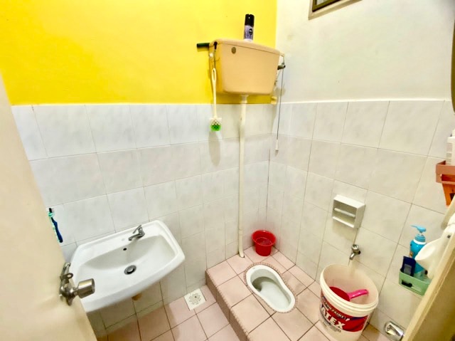 Bukit Indah - Double Storey Terrace / Full Loan Unit / Nearby Shops & Tuas Highway - Thumbnail 12