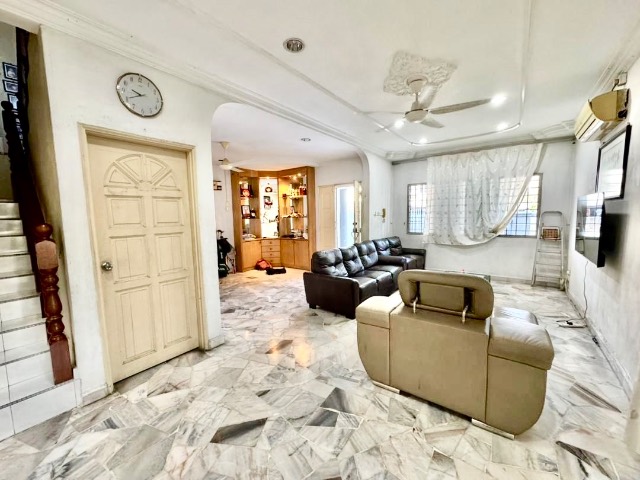 Desa Harmoni (Molek) - Double Storey Terrace / Corner Lot with Bigger Land / Renovated in Good Condition - Thumbnail 2