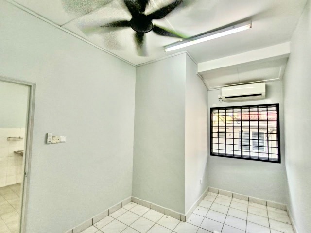 Permas Jaya - Double Storey Terrace / Original Unit / Nearby Highway to SG - Thumbnail 8